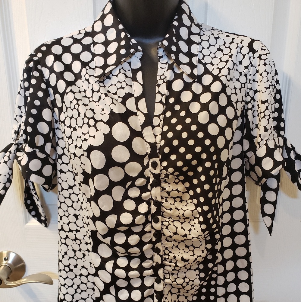 Camille La Vie like new button up b/w blouse Sz M